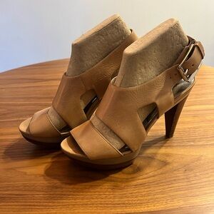 Beautiful Michael Kors Tan Leather Heeled shoes
